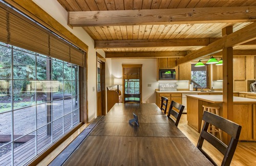 Glacier House | 4,000 sqft Mt. Baker Ski Lodge, sleeps 21, walk to town, hot tub, fiber internet