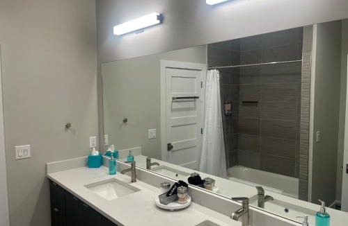 Park City Villa | 4 bd Ski Villa with Hot Tub and Bunk Room by lake!