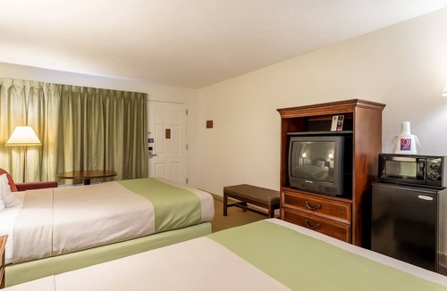 Edgewood Hotel | 4 Efficient Rooms w/Pet-Friendly Policies Near Local Parks