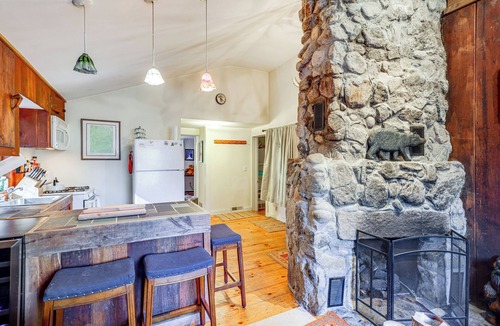 Jamaica Cabin | 4 Mi to Stratton Mountain Resort! Cabin w/Hot Tub