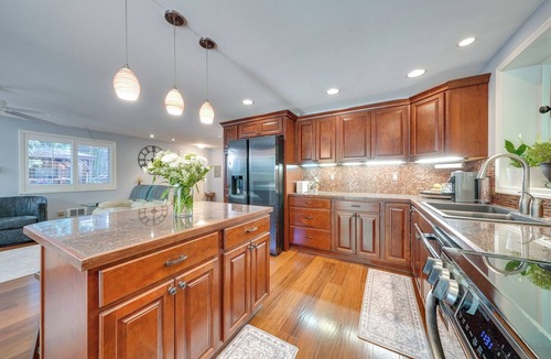 North Juanita House | 4 Mi to Waterfront & Wineries! Quiet Getaway