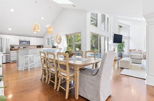 South Beach House | 4 Scaup Court: A BESTNEST by Beverly Serral