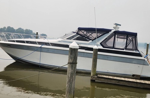 Elkton Boat Rental | 46 foot yacht docked at Dolphins Marina on the Elk River with AC.