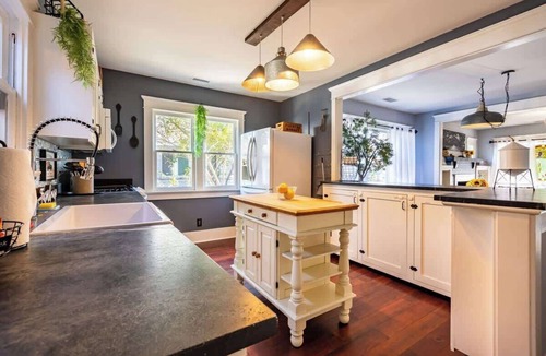 Riverside House | 4BR Craftsman|Wood Streets|Outdoor Bar & Movie Rm