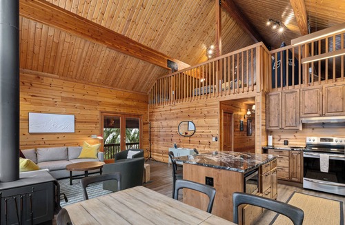 Snoqualmie Pass House | 4BR Retreat: 5-min to Hiking, Biking & Dining