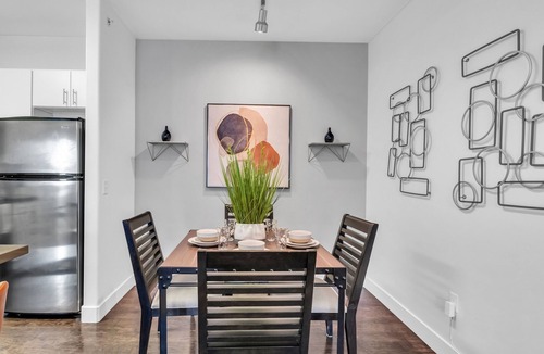 Draper Apartment | 4K TVs ★Cali King Bed | Fast WiFi | Near Hospital