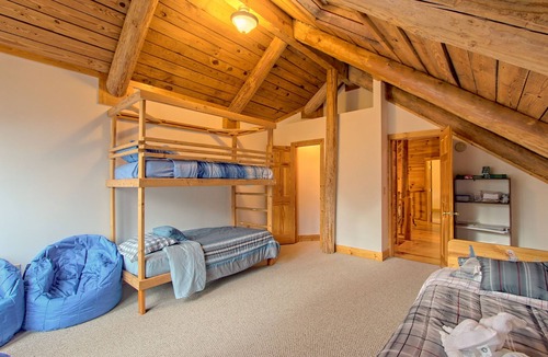 Dahlonega Cabin | 5 BR Dahlonega Upscale cabin w/HOT TUB, GRILL, GAME ROOM, WIFI, DIRECTV