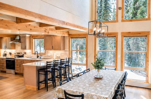 Columbine Lake House | 5BR Lodge, 1mi to Ski, HotTub, PoolTable, Firepit, Sleeps 12, Easy Access