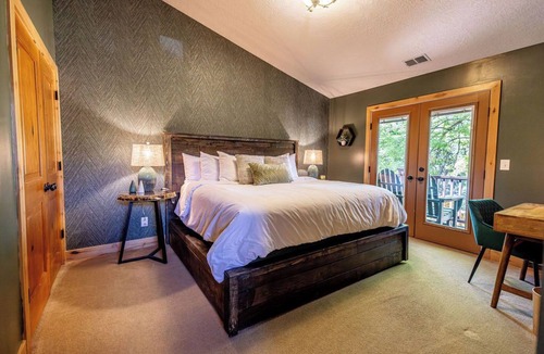 Holladay Cabin | 5BR Luxury Cabin w/Hot Tub near Canyons, Skiing & Hiking