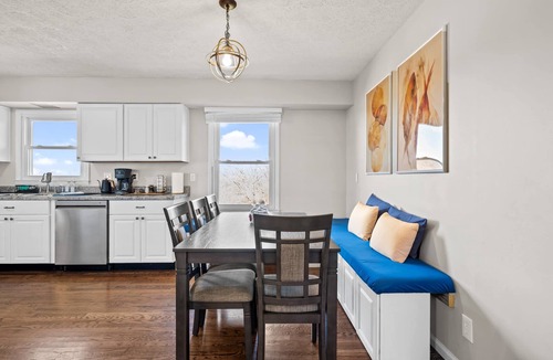 Williamstown House | 6 Min to Ark, Free Covered Parking, Deck and Grill