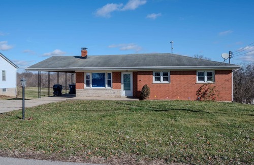 Williamstown House | 6 Min to Ark, Free Covered Parking, Deck and Grill