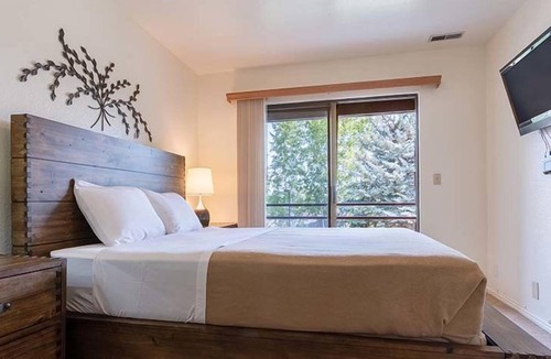 Summit Park House | A Place You'll Surely Enjoy! 2 Spacious Units, Swimming Pool, Free Parking!