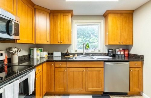 Squak Mountain House | A Tranquil Retreat in the Woods, 4minutes from downtown, close to everything