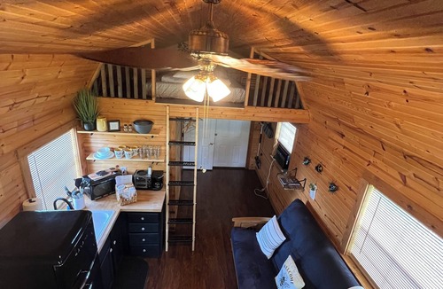 Cassville Cabin | Adorable cabin near Roaring River perfect for a relaxing getaway