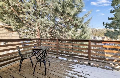 Big Bear City House | Aeroplane Gambrel Chalet- Adorable Airport Retreat Cottage