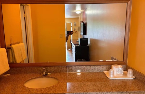 North Newport News Hotel | Affordable Stay w/Private Bath & Towels – Ideal for Couples or Solo Travelers