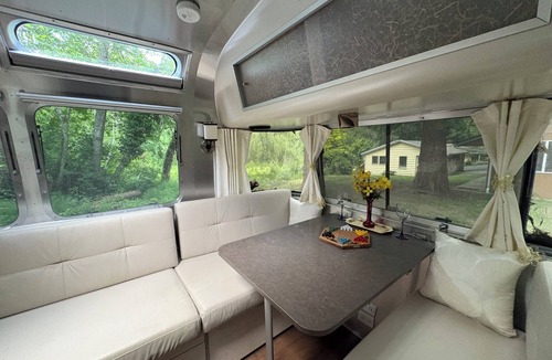 Lake Forest Park House | Airstream Meadow View, Creek & Wildlife - Light Rail to DT Seattle easy