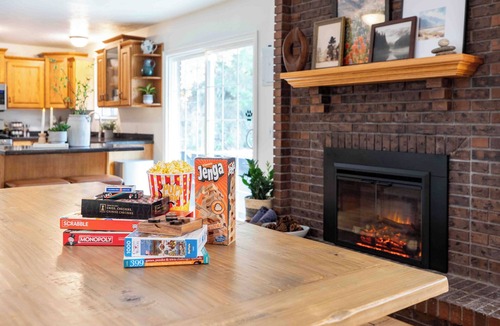 Sandy House | All king beds (with 2 rooms that can convert into 2 twin XLs), hot tub, arcade, and fresh updates. Spacious, cozy, and minutes to Snowbird & Alta. Pet-friendly and perfect for ski groups wanting comfort, style, and unbeatable canyon access.