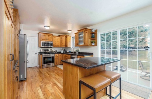 Sandy House | All king beds (with 2 rooms that can convert into 2 twin XLs), hot tub, arcade, and fresh updates. Spacious, cozy, and minutes to Snowbird & Alta. Pet-friendly and perfect for ski groups wanting comfort, style, and unbeatable canyon access.