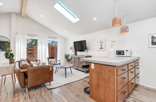 Broadmoor Cottage | All-New Earthy Chic Casita in Prime Location