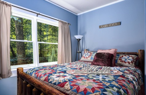 Blue Ridge Cabin | Amazing Fun Location, Hot Tub, BBQ, Near Wineries, by Stream, Fiber Internet