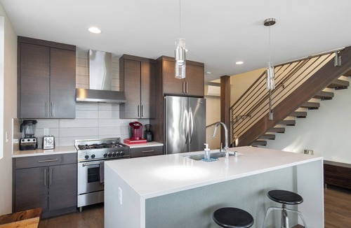 East Queen Anne House | Amazing Sunset ~ AC ~ Modern Home ~ Parking ~ Near Stadium & Pike Place