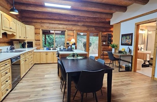 Marblemount House | American Alps Lodge: Riverfront, Beach, Hot Tub, EV Charger, Game Room