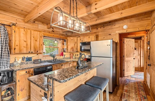 Fairview Cabin | Antler Falls Log Cabin-Hot Tub/Mountain view/Arcade/Treehouse/Theatre/Firepit
