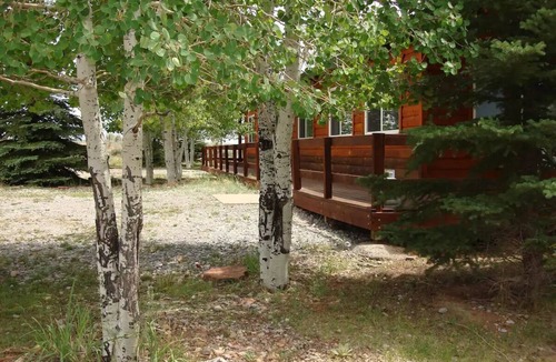 La Sal Cabin | Aspen Cabin sits within the Mt Peale Animal Sanctuary, ideal for the adventurer