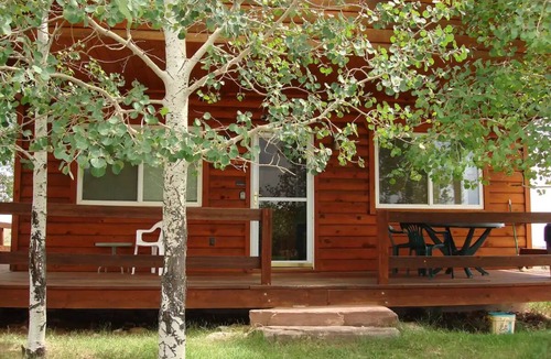 La Sal Cabin | Aspen Cabin sits within the Mt Peale Animal Sanctuary, ideal for the adventurer