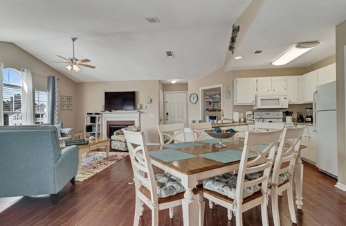 Gulf Shores Condo | Attractively furnished condo in a great location, just minutes to the beach.