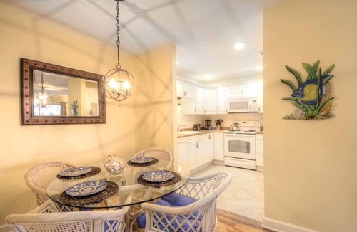 Demere Park Condo | AUGUST DEAL! GROUND FLOOR-CLOSE TO BEACH VILLAGE PIER RESTAURANTS. DOG FRIENDLY!