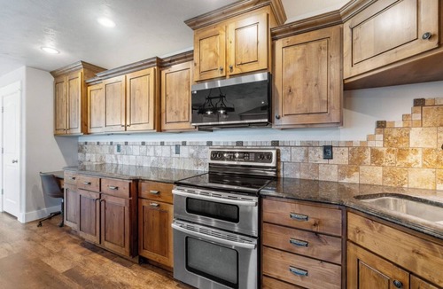 McCammon House | Awesome 6-bedroom house with rec room, fully equipped kitchen, Near Lava