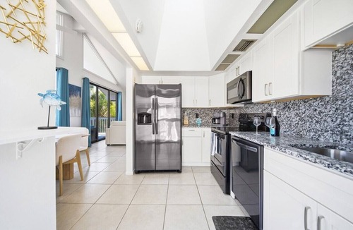 Siesta Key Village Ski Chalet | Beach Rd, 300ft to Beach Access & 500ft to Siesta Key Village, 2bdr