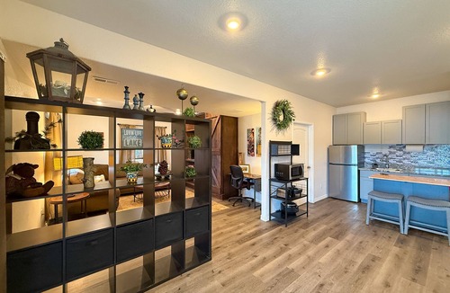 Monument Cottage | Beautiful 2 BR. Lake Side home pvt entrance. Walkout to Monument Lake. Sleeps 6