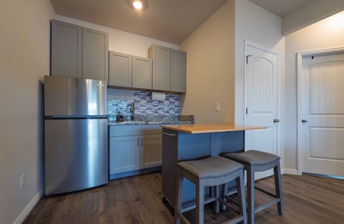 Monument Cottage | Beautiful 2 BR. Lake Side home pvt entrance. Walkout to Monument Lake. Sleeps 6