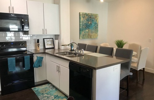 Draper Apartment | BEAUTIFUL CLEAN TOP FLOOR GETAWAY W/VIEWS!