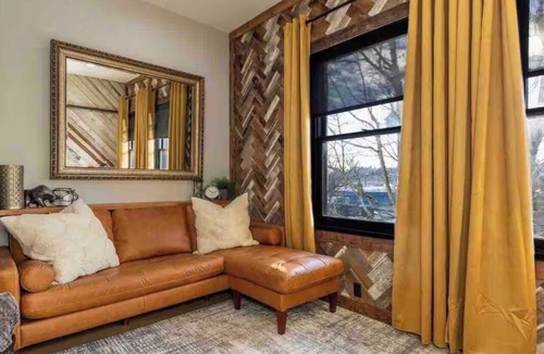 Old Ballard Condo | Beautiful Condo in heart of Ballard! Enjoy shopping & restaurants steps away!