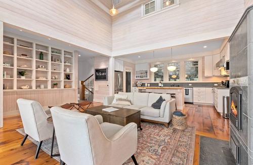 Bellingham House | Beautiful Home on Lake Samish with Deck- 10 minute drive to Fairhaven