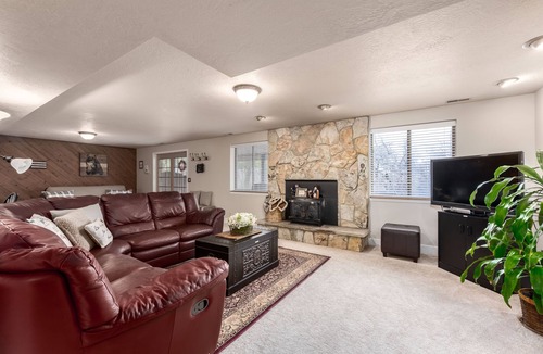 Sandy House | Beautiful location! Close to mountains and ski resorts, easy downtown access.