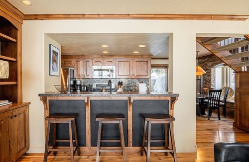 Deer Valley House | Beautiful Modern Home in Great Location, Hot Tub +Patio, Luxury Amenities!