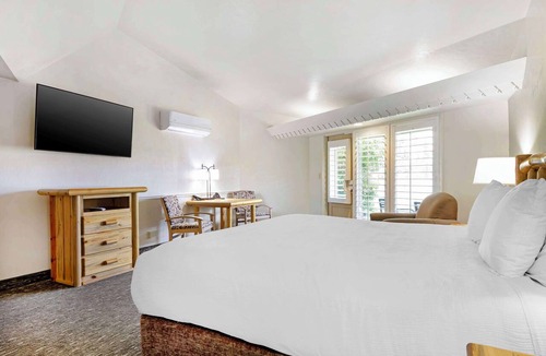 Zion National Park East Entrance Hotel | Best Western East Zion Thunderbird Lodge