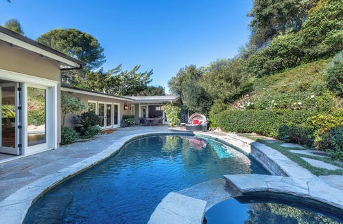 Beverly Glen House | Beverly Hills Luxury Private Suite.by Top Interior Designer. 5 Star reviews