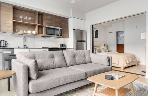 West Queen Anne Apartment | Blueground | West Queen Anne, balcony, nr Kerry Park