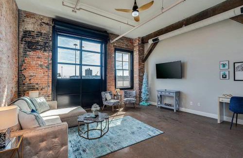 Newport News Apartment | Breakfast at Tiffanys Downtown Newport News