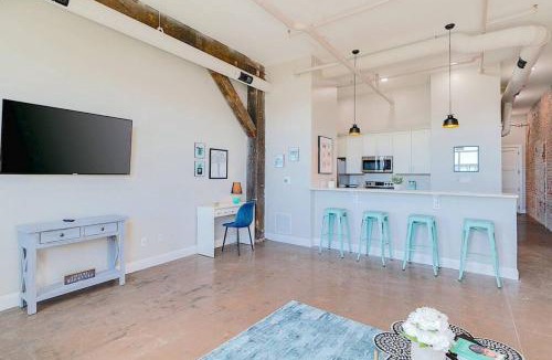 Newport News Apartment | Breakfast at Tiffanys Downtown Newport News