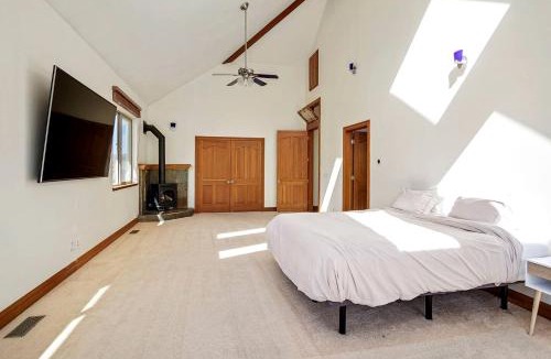 Eagle Mountain House | Breathtaking Cottage with Hot-tub in Eagle Mountain, Utah