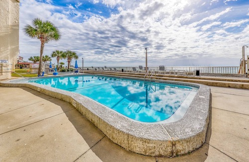 Fort Bay Condo | Bright condo on the Gulf with pool, beach access, hot tub, balcony & central AC