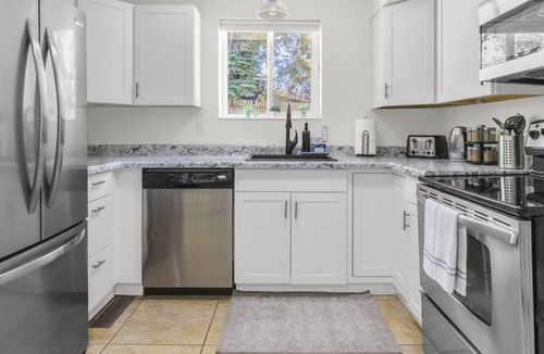 Logan Apartment | Bright & Cozy 2 Bedroom Apartment - Great Location Near USU and Downtown