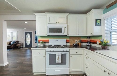 Highfill House | Buttercup Bungalow; charming 1925 "giraffe" country house 3 min from XNA
